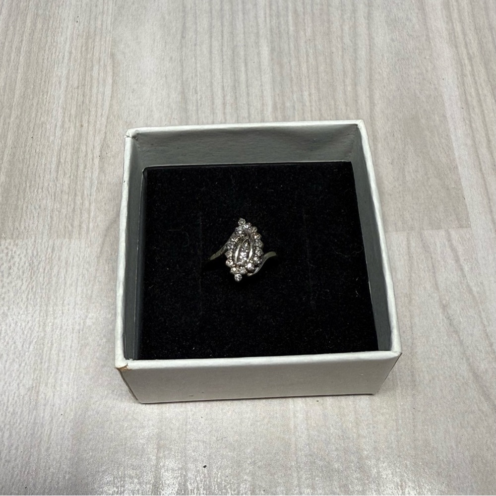 14k White Gold & Diamond Marquise Design Ring with Geometric Detailing - Picture 3 of 5